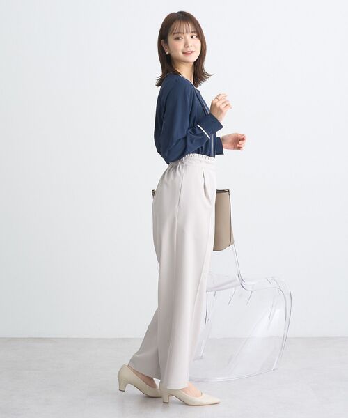 earth music&ecology（アースミュージックアンドエコロジー）の「バイカラータックブラウス（シャツ/ブラウス・レディース・オフホワイト/ネイビー/グレー/ピンクベージュ・FREE）」の10枚目の写真