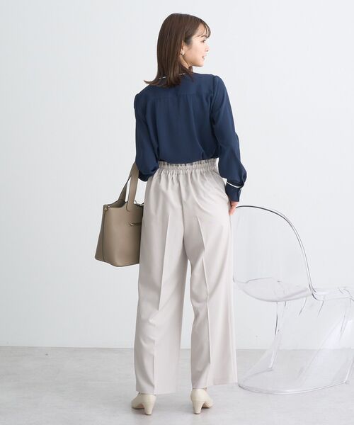 earth music&ecology（アースミュージックアンドエコロジー）の「バイカラータックブラウス（シャツ/ブラウス・レディース・オフホワイト/ネイビー/グレー/ピンクベージュ・FREE）」の11枚目の写真