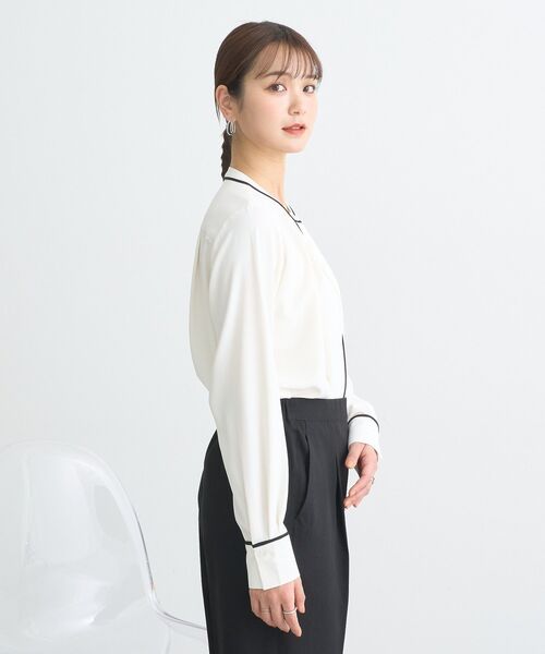 earth music&ecology（アースミュージックアンドエコロジー）の「バイカラータックブラウス（シャツ/ブラウス・レディース・オフホワイト/ネイビー/グレー/ピンクベージュ・FREE）」の14枚目の写真