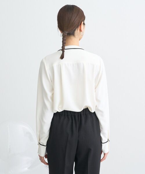 earth music&ecology（アースミュージックアンドエコロジー）の「バイカラータックブラウス（シャツ/ブラウス・レディース・オフホワイト/ネイビー/グレー/ピンクベージュ・FREE）」の15枚目の写真