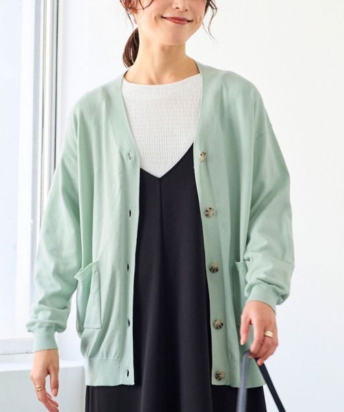 SMILE LAND（スマイルランド）の「＜大きいサイズ＞綿混Ｖネックロング丈ゆるニットカーディガン（毛玉防止・ハンガー干し可能）（カーディガン/ボレロ・レディース・ピンク系/レッド系/ロイヤルブルー/杢グレー/ミント/ブラック/オフホワイト・LL/3L/4L/5L/L）」の4枚目の写真