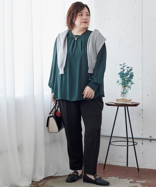 SMILE LAND（スマイルランド）の「＜大きいサイズ＞綿混Ｖネックロング丈ゆるニットカーディガン（毛玉防止・ハンガー干し可能）（カーディガン/ボレロ・レディース・ピンク系/レッド系/ロイヤルブルー/杢グレー/ミント/ブラック/オフホワイト・LL/3L/4L/5L/L）」の21枚目の写真