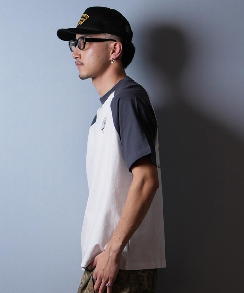 LURKING CLASS（ラーキングクラス）の「【ムラサキスポーツ限定】LURKING CLASS/ラーキングクラス 半袖Tシャツ ラグラン バックプリント ST25STM10（Tシャツ/カットソー・メンズ・ホワイト×グレー/ホワイト×ブラック・XL/L/M）」の7枚目の写真
