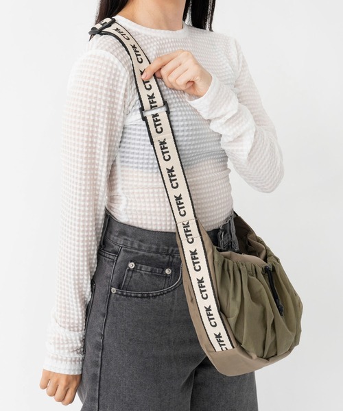 CONTROL FREAK / CTFK(コントロールフリーク)の「CONTROL FREAK / CTFK(コントロールフリーク)コンビナイロンロゴショルダー(ショルダーバッグ・レディース・カーキ/ブラック・FREE)」の4枚目の写真