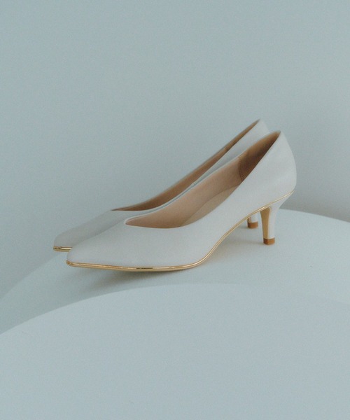 YECCA VECCA（イェッカヴェッカ）の「メタルラインパンプス（パンプス・レディース・ベージュ/ゴールド/アイボリー・22.5cm/23.5cm/24.5cm）」の2枚目の写真