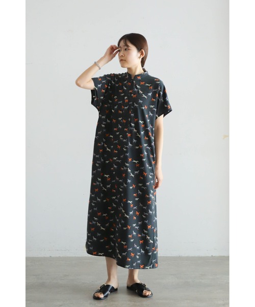 Blanc Bleu Minuit MIXホース スタンドネックワンピース Blanc Bleu Minuit（ブランブルーミニュイ）の「MIXホースプリント