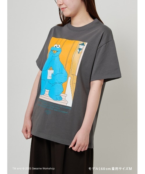 SESAME STREET（セサミストリート）の「【UNISEX】クッキーモンスター　アートTシャツ（NOM）（Tシャツ/カットソー・レディース・ブラック/グレー・MEDIUM/LARGE）」の5枚目の写真