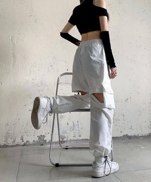 Nia(ニア)の「Nia(ニア)/カットアウト ワイドストリートパンツ(カーゴパンツ・レディース・ブラック/ホワイト・SMALL/MEDIUM/LARGE)」の7枚目の写真