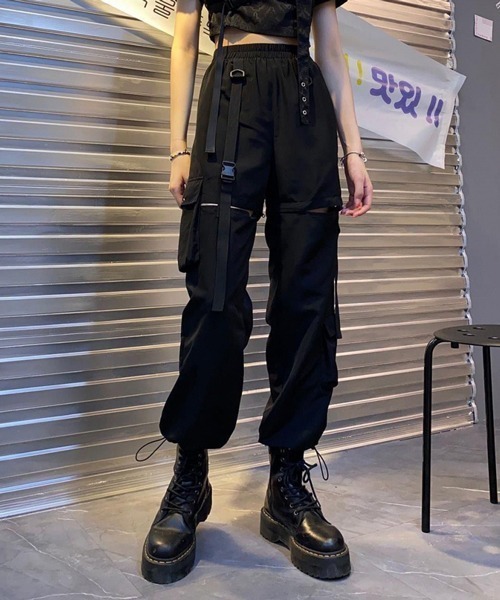 Nia(ニア)の「Nia(ニア)/カットアウト ワイドストリートパンツ(カーゴパンツ・レディース・ブラック/ホワイト・SMALL/MEDIUM/LARGE)」の8枚目の写真