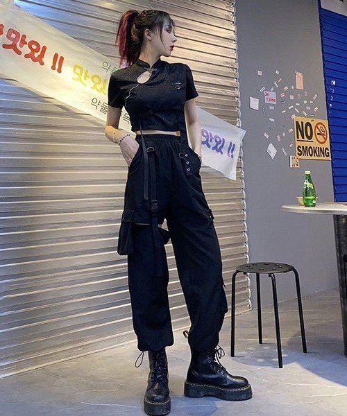 Nia(ニア)の「Nia(ニア)/カットアウト ワイドストリートパンツ(カーゴパンツ・レディース・ブラック/ホワイト・SMALL/MEDIUM/LARGE)」の3枚目の写真
