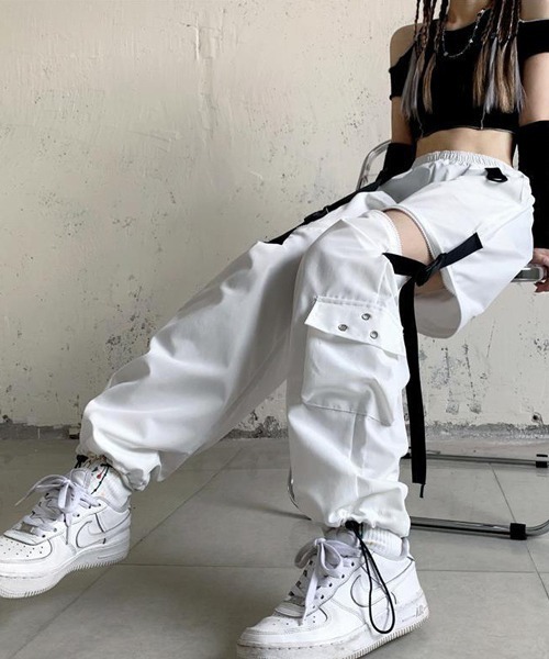 Nia(ニア)の「Nia(ニア)/カットアウト ワイドストリートパンツ(カーゴパンツ・レディース・ブラック/ホワイト・SMALL/MEDIUM/LARGE)」の12枚目の写真