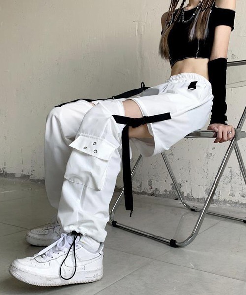 Nia(ニア)の「Nia(ニア)/カットアウト ワイドストリートパンツ(カーゴパンツ・レディース・ブラック/ホワイト・SMALL/MEDIUM/LARGE)」の13枚目の写真