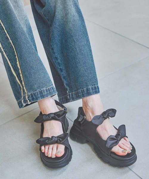 LAKOLE（ラコレ）の「サテンリボンボリュームサンダル / 290762（サンダル・レディース・ブラウン/ブラック・MEDIUM/LARGE）」の2枚目の写真