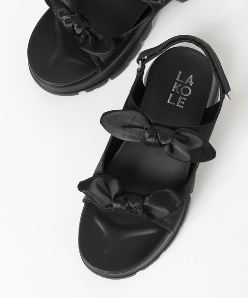 LAKOLE（ラコレ）の「サテンリボンボリュームサンダル / 290762（サンダル・レディース・ブラウン/ブラック・MEDIUM/LARGE）」の5枚目の写真