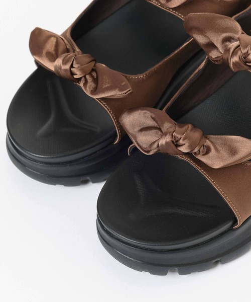 LAKOLE（ラコレ）の「サテンリボンボリュームサンダル / 290762（サンダル・レディース・ブラウン/ブラック・MEDIUM/LARGE）」の4枚目の写真