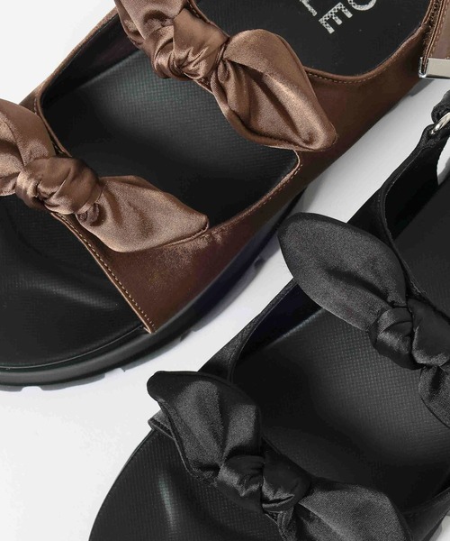 LAKOLE（ラコレ）の「サテンリボンボリュームサンダル / 290762（サンダル・レディース・ブラウン/ブラック・MEDIUM/LARGE）」の3枚目の写真