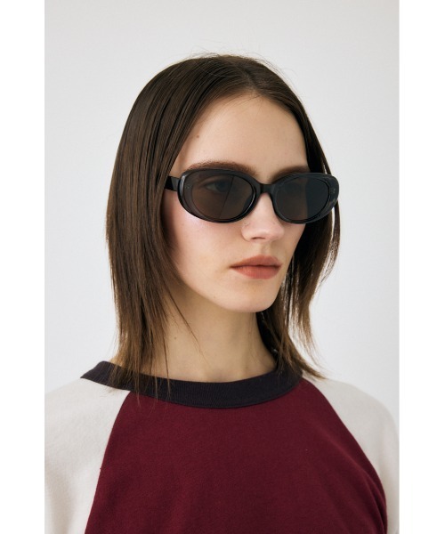 MOUSSY(マウジー)の「SLIM LINE アイウェア(サングラス・レディース・ブラック/ブラウン・FREE)」の2枚目の写真