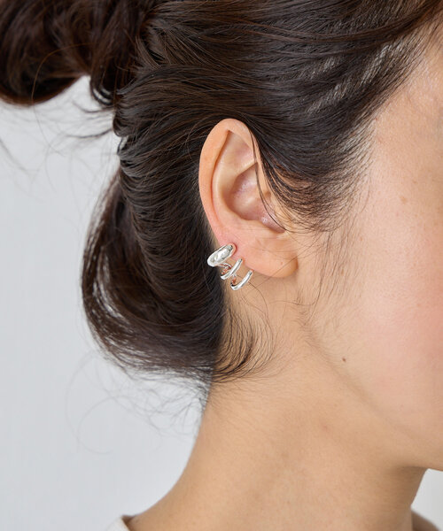 LIVETART（リヴェタート）の「3連スモールカールピアス（ピアス（両耳用）・レディース・シルバー・FREE）」の2枚目の写真