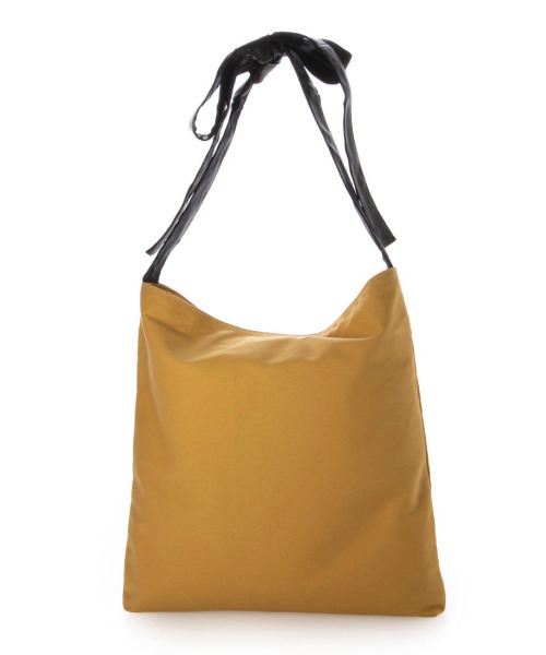 perche(ペルケ)の「ペルケ perche / FOOD TEXTILE×牛革ソフトリボンハンドルトート(トートバッグ・レディース・アイボリー/ブラック/イエロー・FREE)」の3枚目の写真