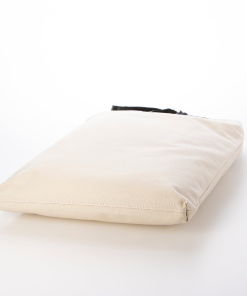 perche(ペルケ)の「ペルケ perche / FOOD TEXTILE×牛革ソフトリボンハンドルトート(トートバッグ・レディース・アイボリー/ブラック/イエロー・FREE)」の6枚目の写真