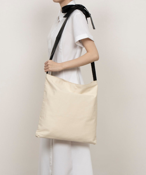 perche(ペルケ)の「ペルケ perche / FOOD TEXTILE×牛革ソフトリボンハンドルトート(トートバッグ・レディース・アイボリー/ブラック/イエロー・FREE)」の9枚目の写真