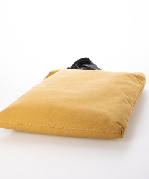 perche(ペルケ)の「ペルケ perche / FOOD TEXTILE×牛革ソフトリボンハンドルトート(トートバッグ・レディース・アイボリー/ブラック/イエロー・FREE)」の15枚目の写真