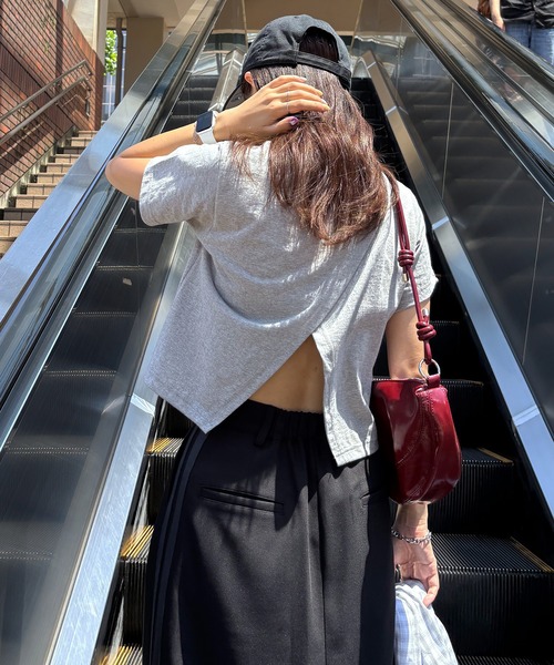 ISOOK(アイスー)の「【ISOOK / アイスー】バックスリットTシャツ / シンプルトップス 白T 黒T 半袖 ショート丈 短丈 クロップド丈 クルーネック 無地 ホワイト ブラック カーキ グレー 白 黒 ZOZOTOWN限定(Tシャツ/カットソー・レディース・ホワイト/ブラック/カーキ/グレー・FREE)」の3枚目の写真