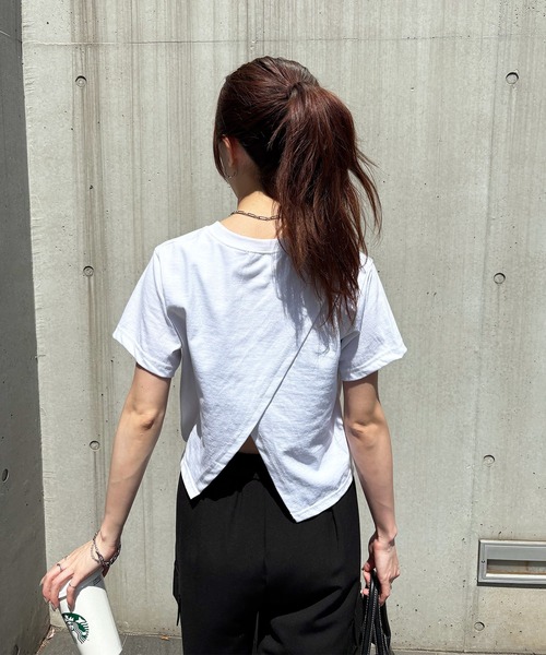 ISOOK(アイスー)の「【ISOOK / アイスー】バックスリットTシャツ / シンプルトップス 白T 黒T 半袖 ショート丈 短丈 クロップド丈 クルーネック 無地 ホワイト ブラック カーキ グレー 白 黒 ZOZOTOWN限定(Tシャツ/カットソー・レディース・ホワイト/ブラック/カーキ/グレー・FREE)」の2枚目の写真