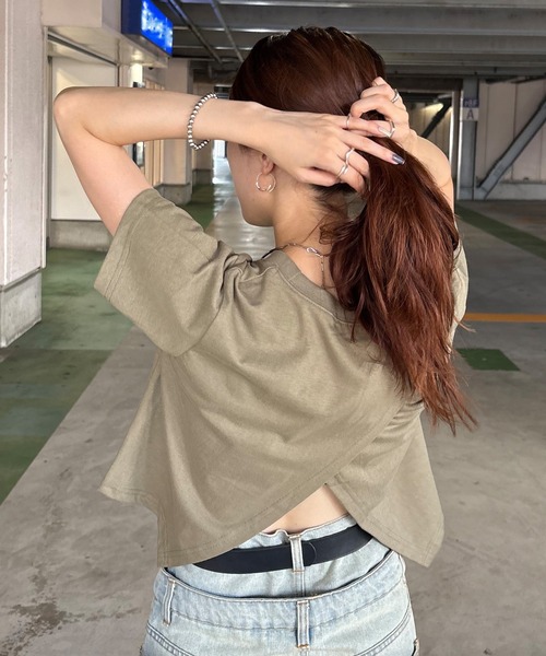 ISOOK(アイスー)の「【ISOOK / アイスー】バックスリットTシャツ / シンプルトップス 白T 黒T 半袖 ショート丈 短丈 クロップド丈 クルーネック 無地 ホワイト ブラック カーキ グレー 白 黒 ZOZOTOWN限定(Tシャツ/カットソー・レディース・ホワイト/ブラック/カーキ/グレー・FREE)」の4枚目の写真