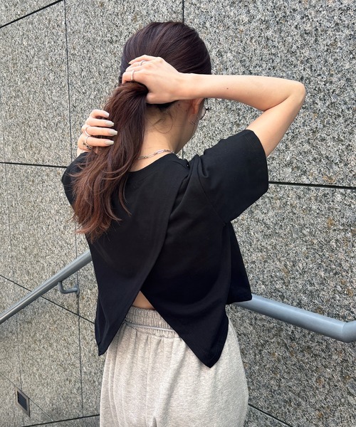 ISOOK(アイスー)の「【ISOOK / アイスー】バックスリットTシャツ / シンプルトップス 白T 黒T 半袖 ショート丈 短丈 クロップド丈 クルーネック 無地 ホワイト ブラック カーキ グレー 白 黒 ZOZOTOWN限定(Tシャツ/カットソー・レディース・ホワイト/ブラック/カーキ/グレー・FREE)」の1枚目の写真