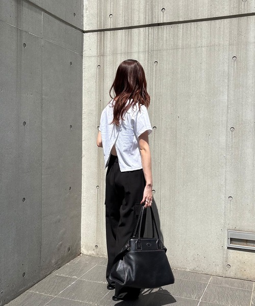 ISOOK(アイスー)の「【ISOOK / アイスー】バックスリットTシャツ / シンプルトップス 白T 黒T 半袖 ショート丈 短丈 クロップド丈 クルーネック 無地 ホワイト ブラック カーキ グレー 白 黒 ZOZOTOWN限定(Tシャツ/カットソー・レディース・ホワイト/ブラック/カーキ/グレー・FREE)」の9枚目の写真