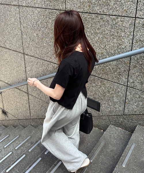 ISOOK(アイスー)の「【ISOOK / アイスー】バックスリットTシャツ / シンプルトップス 白T 黒T 半袖 ショート丈 短丈 クロップド丈 クルーネック 無地 ホワイト ブラック カーキ グレー 白 黒 ZOZOTOWN限定(Tシャツ/カットソー・レディース・ホワイト/ブラック/カーキ/グレー・FREE)」の5枚目の写真