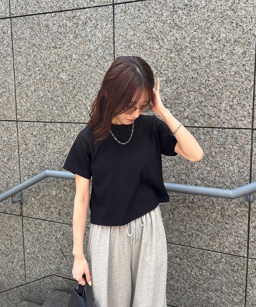 ISOOK(アイスー)の「【ISOOK / アイスー】バックスリットTシャツ / シンプルトップス 白T 黒T 半袖 ショート丈 短丈 クロップド丈 クルーネック 無地 ホワイト ブラック カーキ グレー 白 黒 ZOZOTOWN限定(Tシャツ/カットソー・レディース・ホワイト/ブラック/カーキ/グレー・FREE)」の13枚目の写真