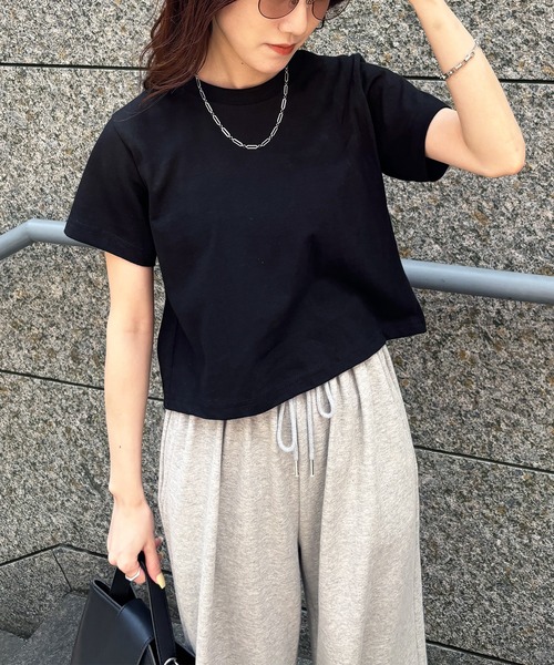 ISOOK(アイスー)の「【ISOOK / アイスー】バックスリットTシャツ / シンプルトップス 白T 黒T 半袖 ショート丈 短丈 クロップド丈 クルーネック 無地 ホワイト ブラック カーキ グレー 白 黒 ZOZOTOWN限定(Tシャツ/カットソー・レディース・ホワイト/ブラック/カーキ/グレー・FREE)」の8枚目の写真