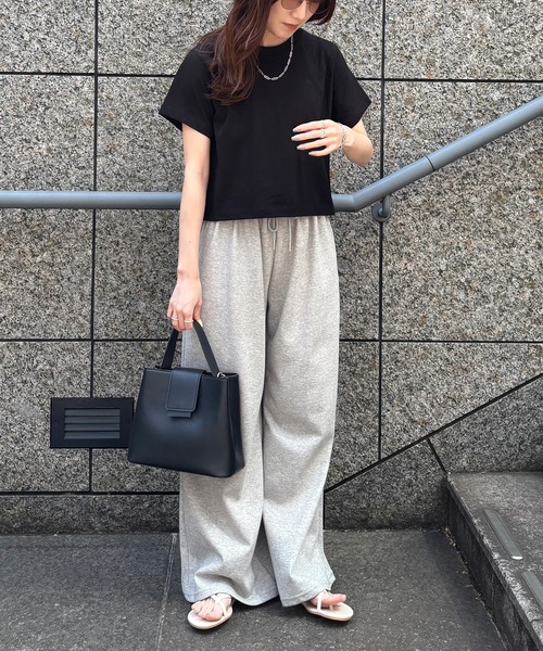 ISOOK(アイスー)の「【ISOOK / アイスー】バックスリットTシャツ / シンプルトップス 白T 黒T 半袖 ショート丈 短丈 クロップド丈 クルーネック 無地 ホワイト ブラック カーキ グレー 白 黒 ZOZOTOWN限定(Tシャツ/カットソー・レディース・ホワイト/ブラック/カーキ/グレー・FREE)」の6枚目の写真