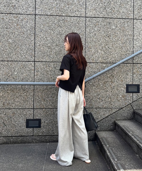 ISOOK(アイスー)の「【ISOOK / アイスー】バックスリットTシャツ / シンプルトップス 白T 黒T 半袖 ショート丈 短丈 クロップド丈 クルーネック 無地 ホワイト ブラック カーキ グレー 白 黒 ZOZOTOWN限定(Tシャツ/カットソー・レディース・ホワイト/ブラック/カーキ/グレー・FREE)」の7枚目の写真