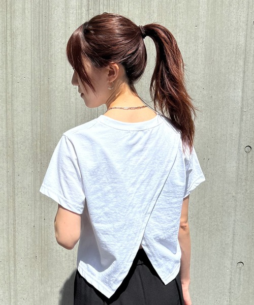ISOOK(アイスー)の「【ISOOK / アイスー】バックスリットTシャツ / シンプルトップス 白T 黒T 半袖 ショート丈 短丈 クロップド丈 クルーネック 無地 ホワイト ブラック カーキ グレー 白 黒 ZOZOTOWN限定(Tシャツ/カットソー・レディース・ホワイト/ブラック/カーキ/グレー・FREE)」の10枚目の写真