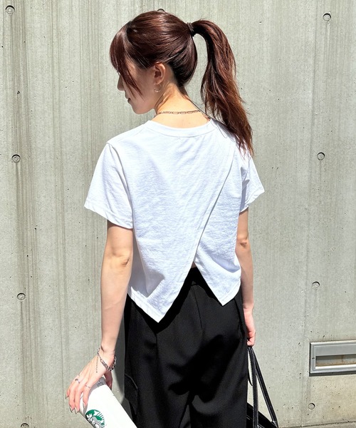 ISOOK(アイスー)の「【ISOOK / アイスー】バックスリットTシャツ / シンプルトップス 白T 黒T 半袖 ショート丈 短丈 クロップド丈 クルーネック 無地 ホワイト ブラック カーキ グレー 白 黒 ZOZOTOWN限定(Tシャツ/カットソー・レディース・ホワイト/ブラック/カーキ/グレー・FREE)」の17枚目の写真