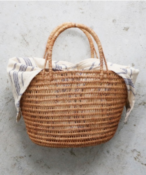 EARTH MADE(アースメイド)の「PALM TOTE/S +巾着付(かごバッグ・レディース・アイボリー/ブラック・FREE)」の2枚目の写真