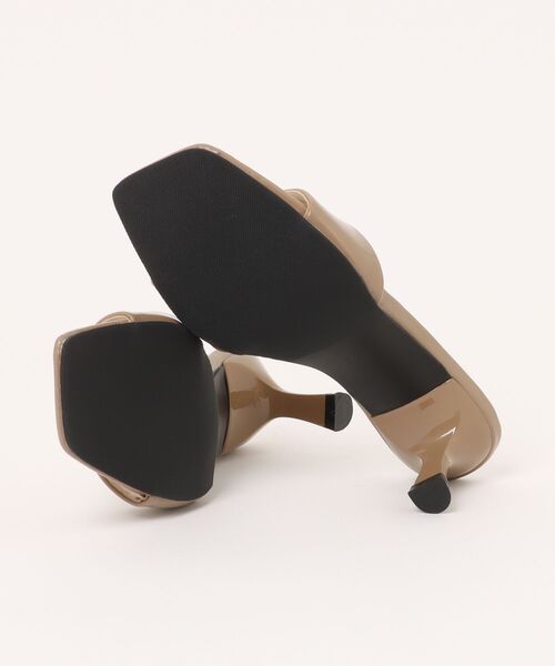 DONOBAN（ドノバン）の「スクエアトゥパテントミュール（サンダル・レディース・ブラック/グレイッシュベージュ・22.5cm/23.5cm/24.5cm）」の7枚目の写真