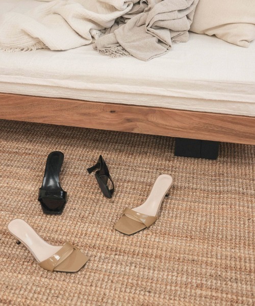 DONOBAN（ドノバン）の「スクエアトゥパテントミュール（サンダル・レディース・ブラック/グレイッシュベージュ・22.5cm/23.5cm/24.5cm）」の19枚目の写真