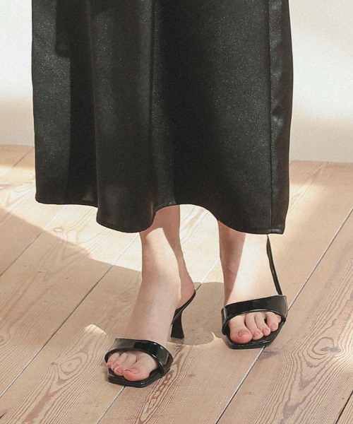 DONOBAN（ドノバン）の「スクエアトゥパテントミュール（サンダル・レディース・ブラック/グレイッシュベージュ・22.5cm/23.5cm/24.5cm）」の15枚目の写真