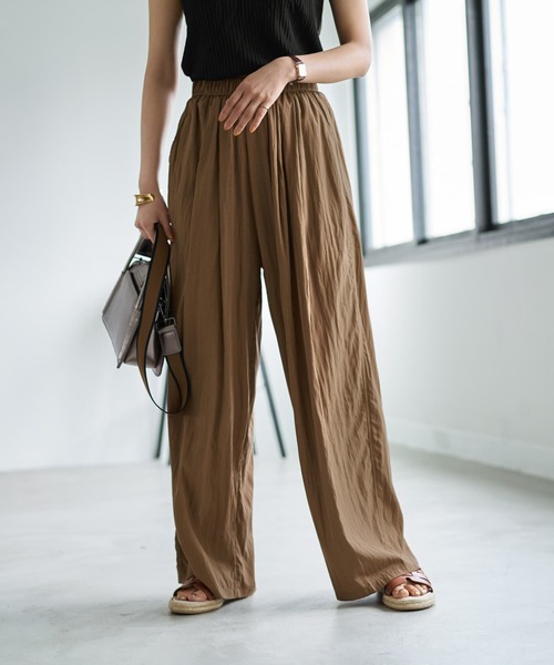 STYLE DELI(スタイルデリ)の「微光沢シボ感ギャザーワイドパンツ(その他パンツ・レディース・ブラウン系/グリーン系・FREE)」の1枚目の写真