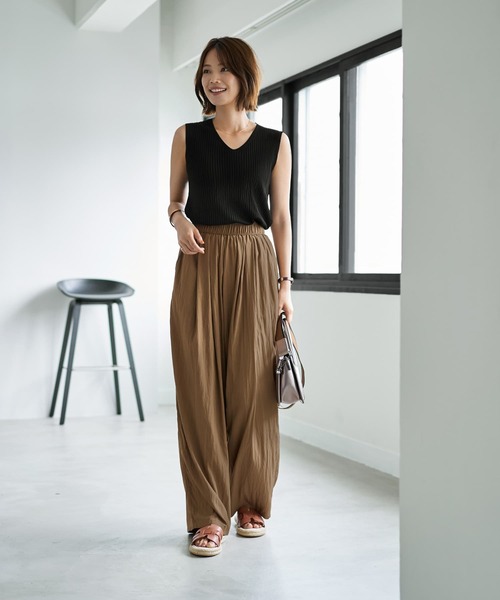 STYLE DELI(スタイルデリ)の「微光沢シボ感ギャザーワイドパンツ(その他パンツ・レディース・ブラウン系/グリーン系・FREE)」の4枚目の写真