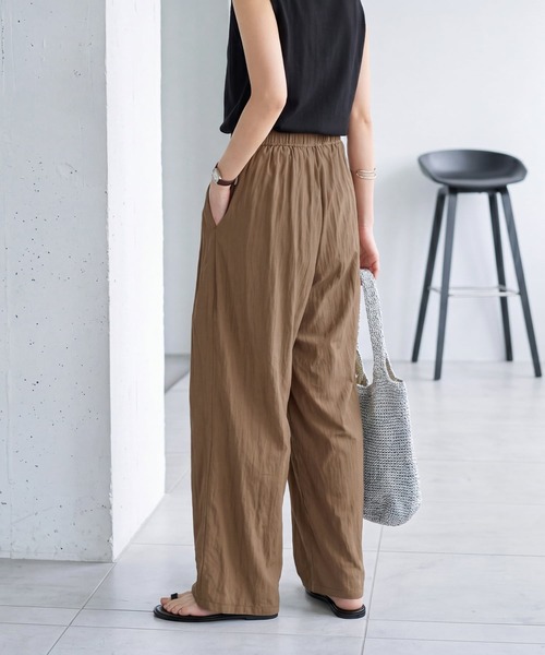 STYLE DELI(スタイルデリ)の「微光沢シボ感ギャザーワイドパンツ(その他パンツ・レディース・ブラウン系/グリーン系・FREE)」の7枚目の写真