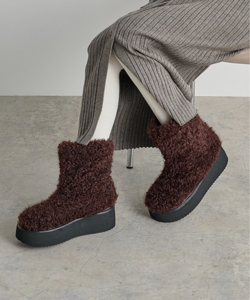 THE YOn（ザヨン）の「厚底シープボアブーツ（ブーツ・レディース・ブラック/ブラウン/グレイッシュベージュ・39/38/37）」の2枚目の写真