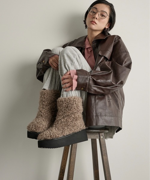 THE YOn（ザヨン）の「厚底シープボアブーツ（ブーツ・レディース・ブラック/ブラウン/グレイッシュベージュ・39/38/37）」の3枚目の写真