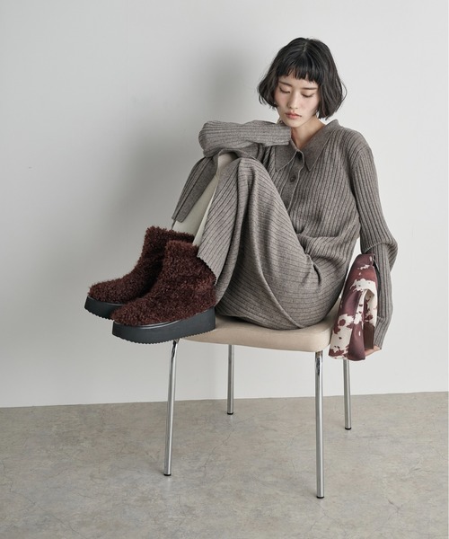 THE YOn（ザヨン）の「厚底シープボアブーツ（ブーツ・レディース・ブラック/ブラウン/グレイッシュベージュ・39/38/37）」の4枚目の写真