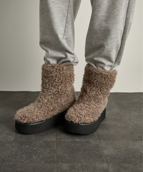 THE YOn（ザヨン）の「厚底シープボアブーツ（ブーツ・レディース・ブラック/ブラウン/グレイッシュベージュ・39/38/37）」の8枚目の写真