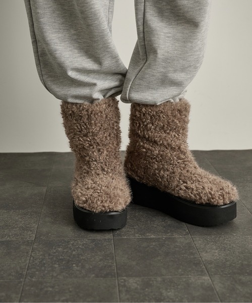 THE YOn（ザヨン）の「厚底シープボアブーツ（ブーツ・レディース・ブラック/ブラウン/グレイッシュベージュ・39/38/37）」の9枚目の写真